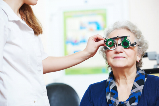 Възрастна жена на очен преглед